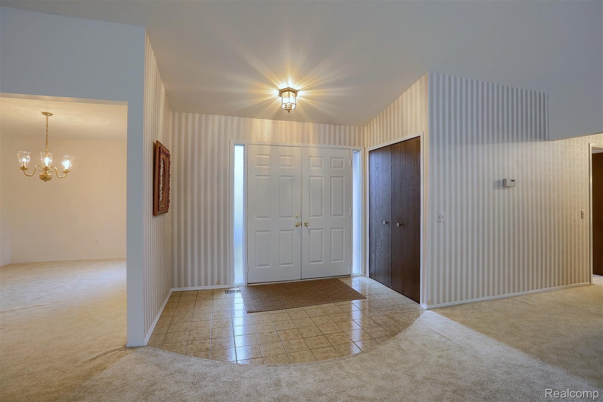 2049 Cumberland Road Rochester, MI 48307 - Photo 4 of 33 4-Foyer.jpg