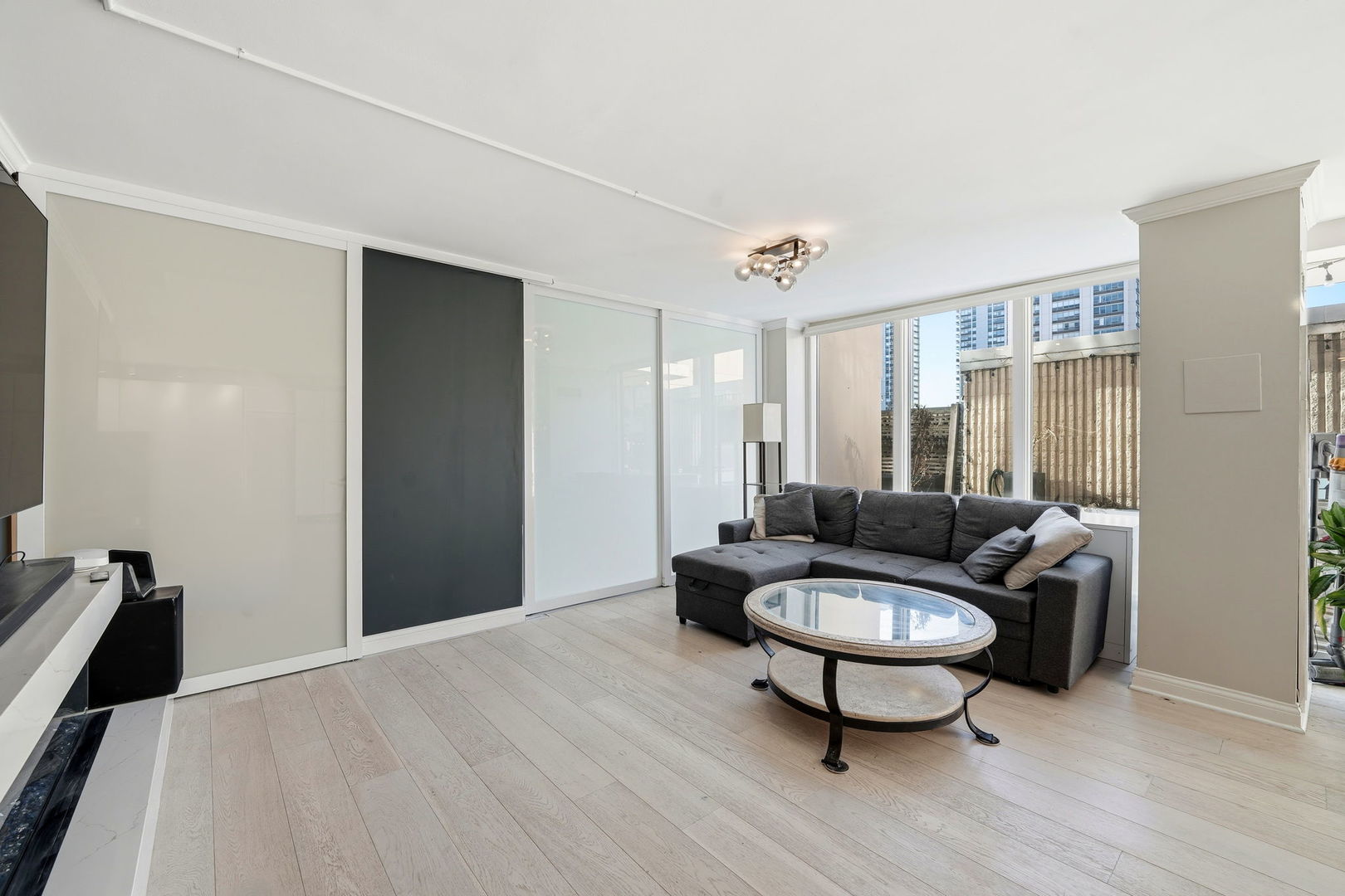 1516 North State Parkway, Unit 5D Chicago, IL 60610 - Photo 8 of 33 a living room with furniture and a area