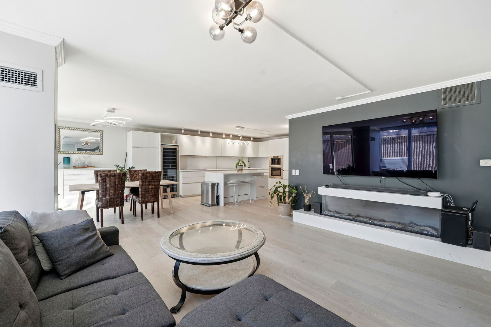 1516 North State Parkway, Unit 5D Chicago, IL 60610 - Photo 10 of 33 a living room with furniture and a flat screen tv