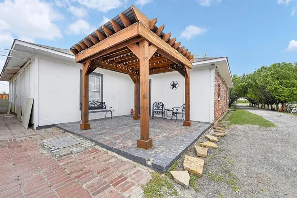 a view of a house with backyard