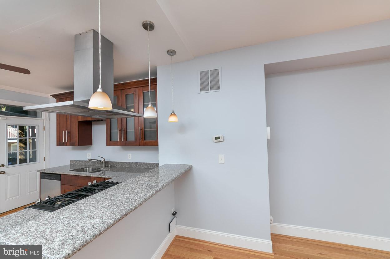 126 Rochester Place Baltimore, MD 21224 - Photo 6 of 33 Beautiful Breakfast Bar!
