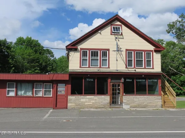 $900 | 30 Washington Street, Becket, MA 01223