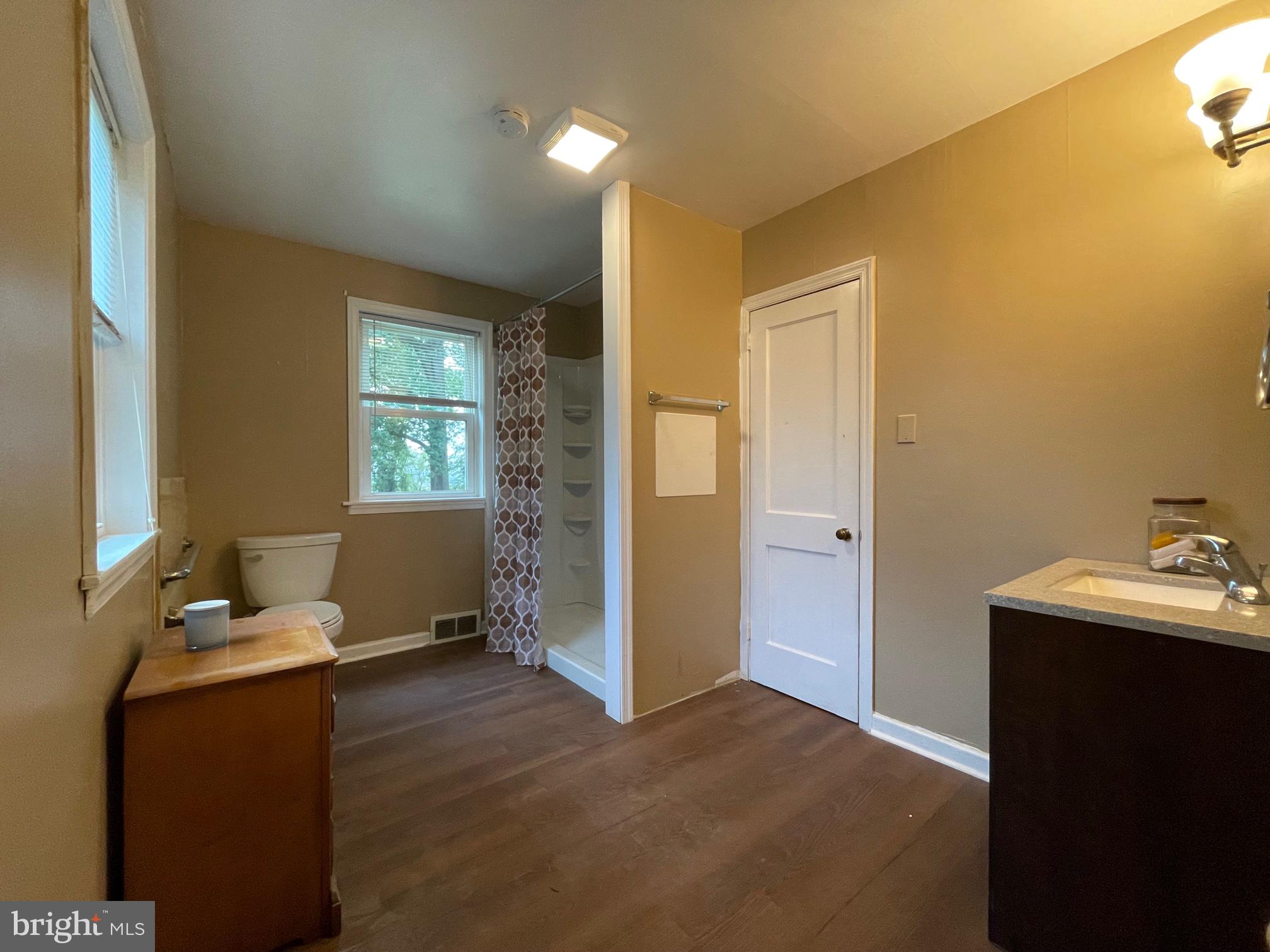 21 Fahnestock Road Malvern, PA 19355 - Photo 15 of 29 Newer spacious Main Bedrm. Bath