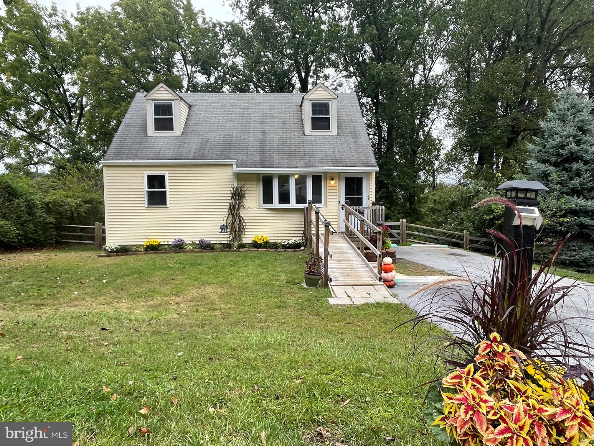 21 Fahnestock Road Malvern, PA 19355 - Photo 2 of 29 "Just Right" size & walk to Malvern train
