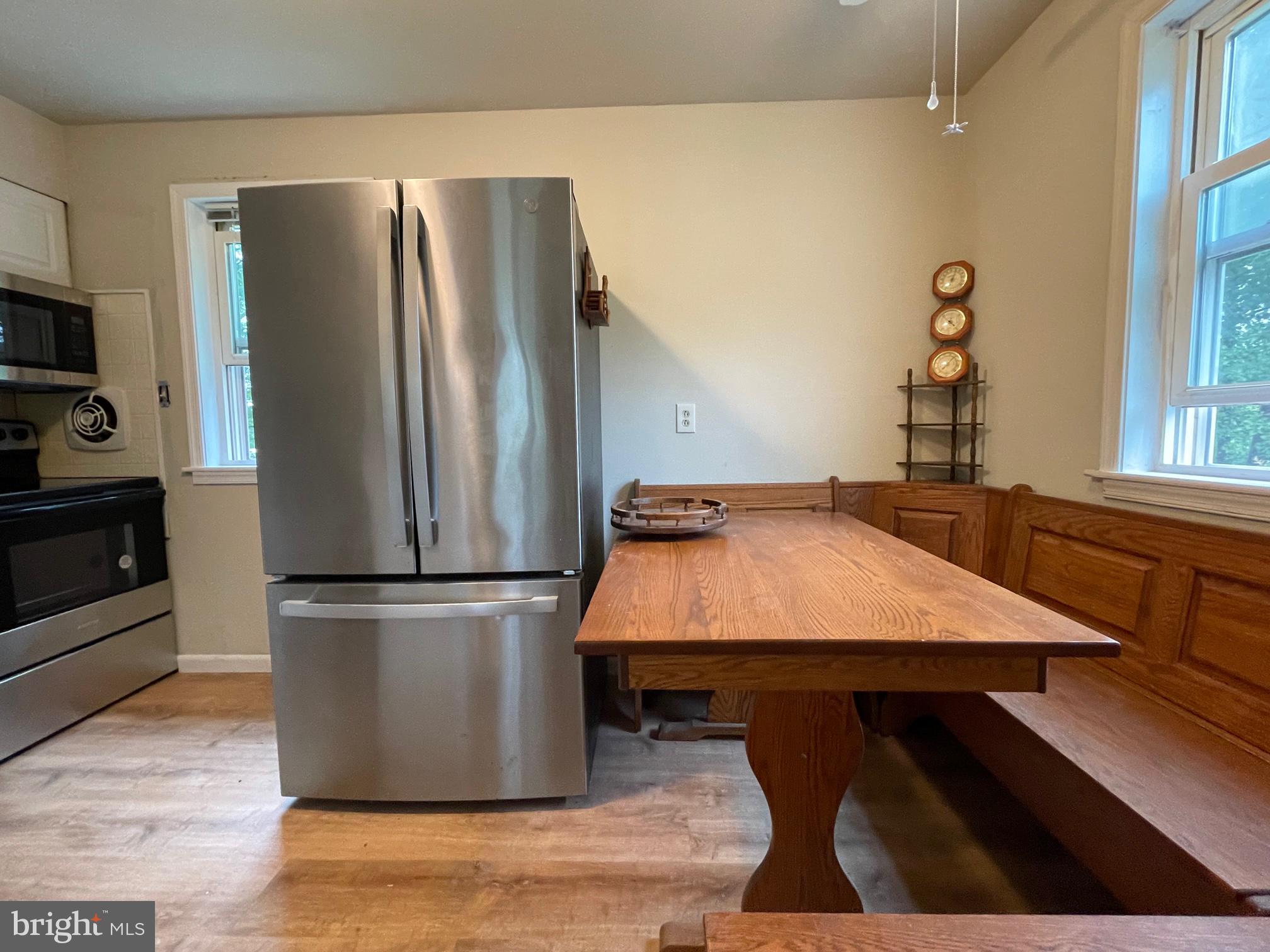 21 Fahnestock Road Malvern, PA 19355 - Photo 7 of 29 Spacious Eat-in KIT w/ Oak Table that can stay