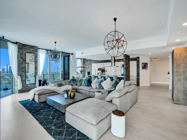 $16,995 | 17301 Biscayne Boulevard, North Miami Beach, FL 33160