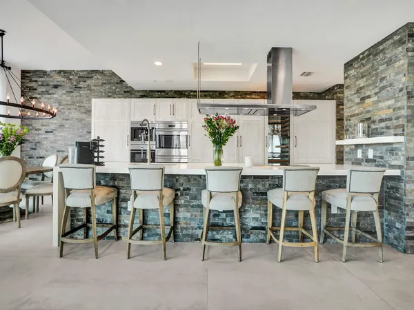 $16,995 | 17301 Biscayne Boulevard, North Miami Beach, FL 33160