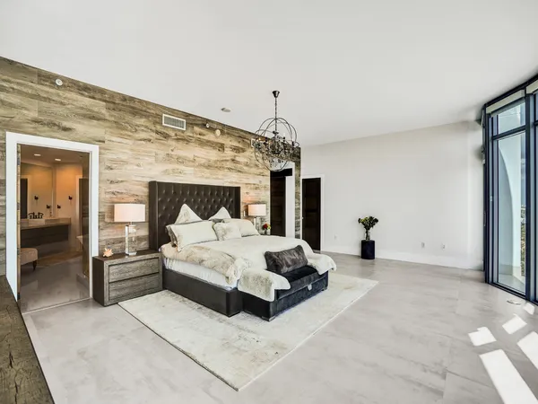 $16,995 | 17301 Biscayne Boulevard, North Miami Beach, FL 33160