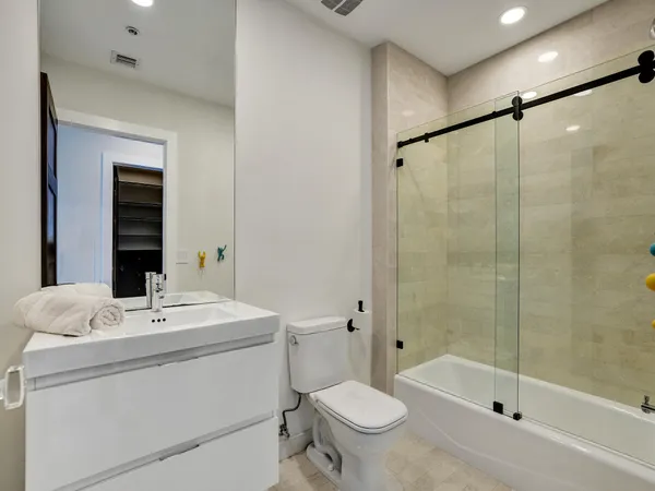 $16,995 | 17301 Biscayne Boulevard, North Miami Beach, FL 33160