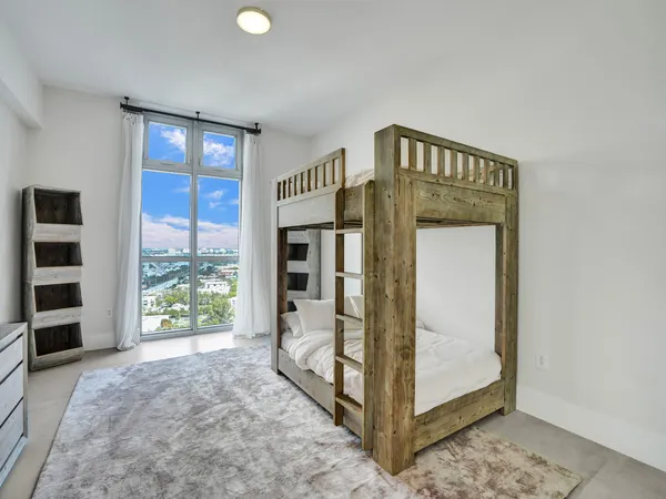 $16,995 | 17301 Biscayne Boulevard, North Miami Beach, FL 33160