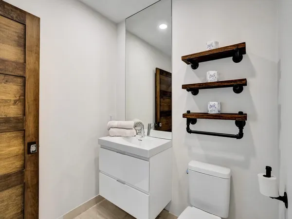 $16,995 | 17301 Biscayne Boulevard, North Miami Beach, FL 33160