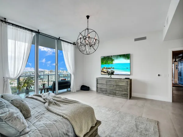 $16,995 | 17301 Biscayne Boulevard, North Miami Beach, FL 33160