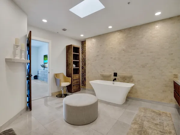 $16,995 | 17301 Biscayne Boulevard, North Miami Beach, FL 33160