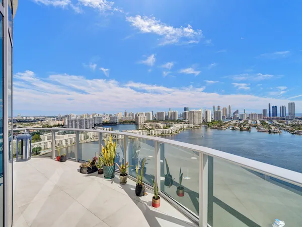 $16,995 | 17301 Biscayne Boulevard, North Miami Beach, FL 33160