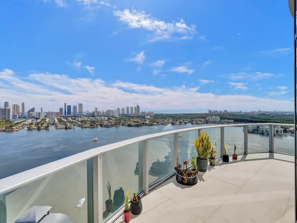 $16,995 | 17301 Biscayne Boulevard, North Miami Beach, FL 33160