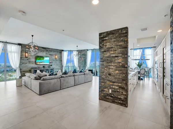 $16,995 | 17301 Biscayne Boulevard, North Miami Beach, FL 33160