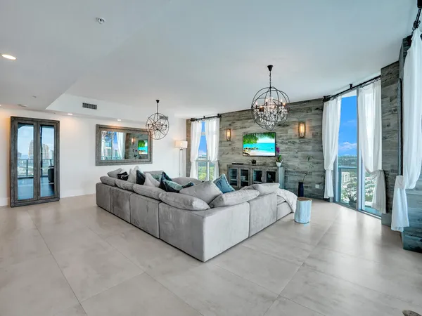 $16,995 | 17301 Biscayne Boulevard, North Miami Beach, FL 33160