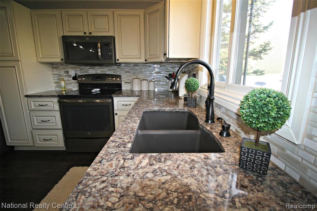 2180 Rochelle Park Drive Rochester Hills, MI 48309 - Photo 9 of 35