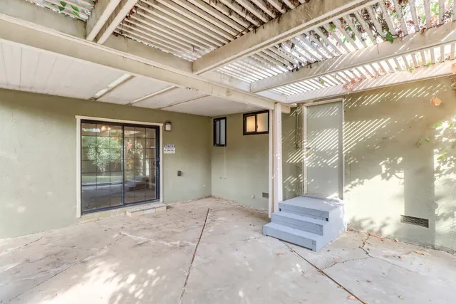 a view of backyard with garden