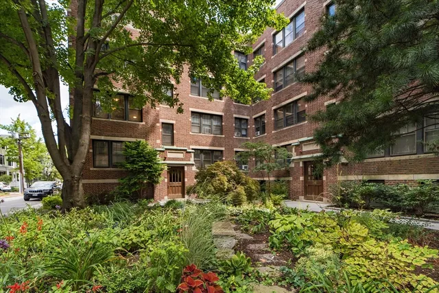 $828,000 | 34 Ash Street, Unit 204, Cambridge, MA 02138