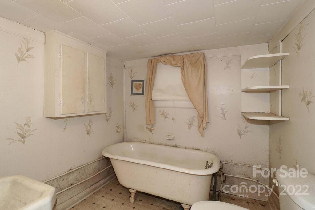 555 Bradshaw Road Salisbury, NC 28147 - Photo 22 of 48 a bathroom with a sink and bathtub with toilet