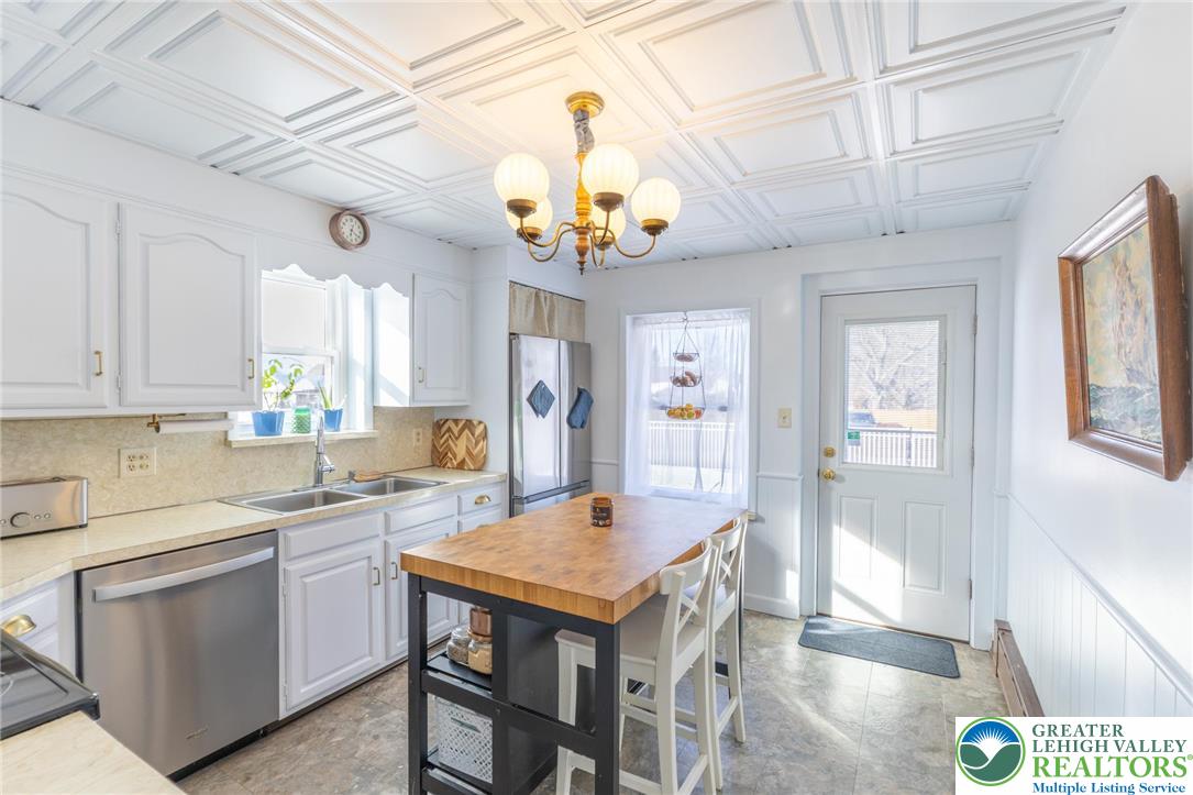 652 5th Street Whitehall, PA 18052 - Photo 7 of 21