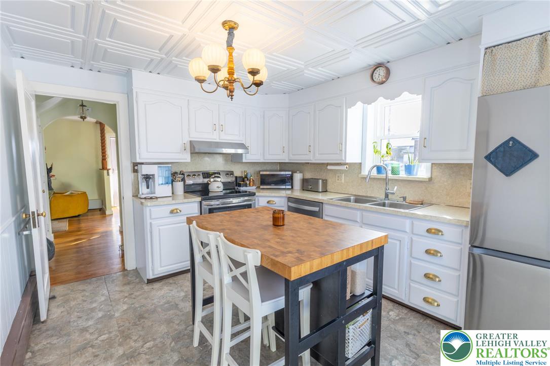 652 5th Street Whitehall, PA 18052 - Photo 8 of 21