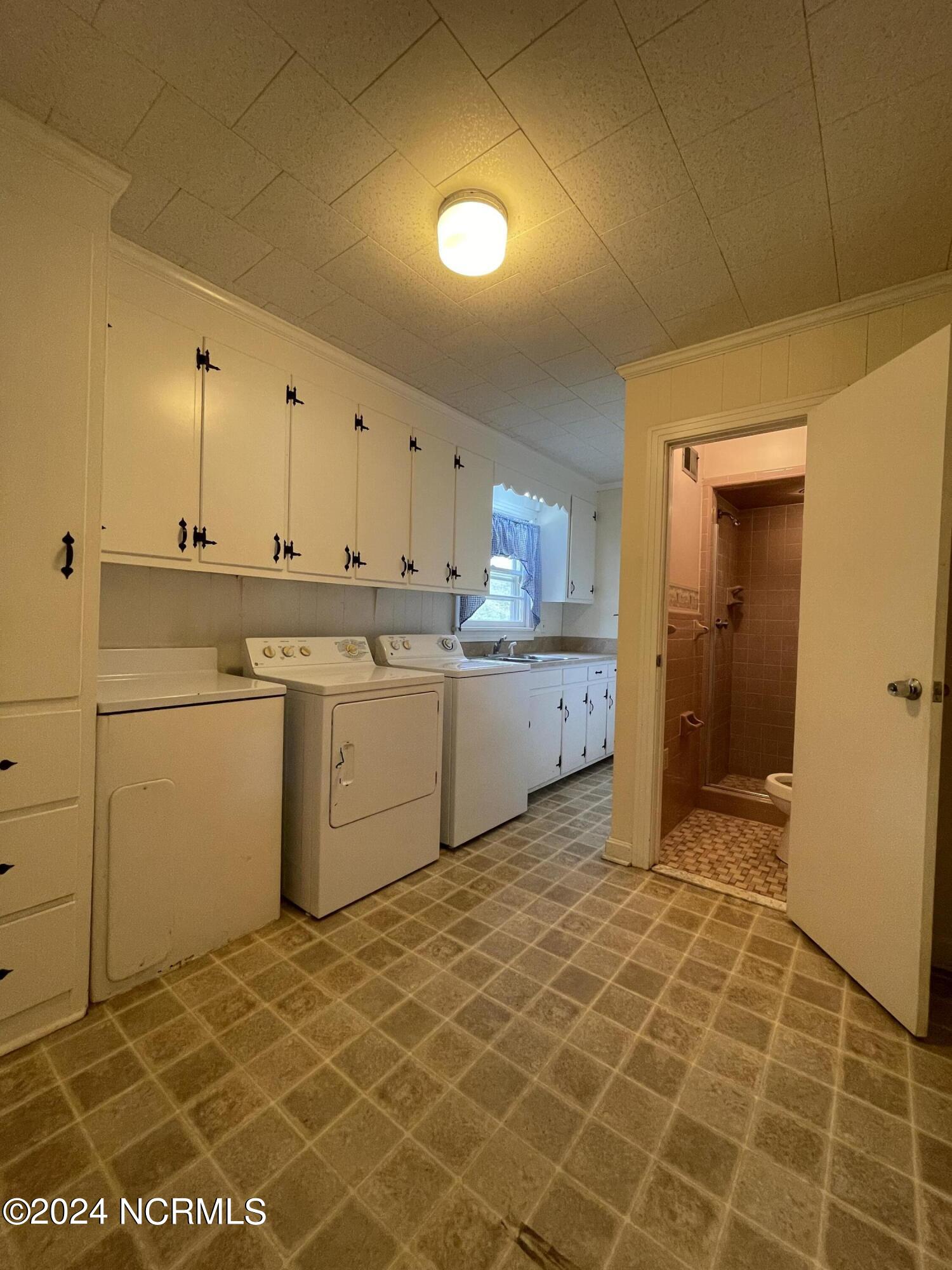 1222 Meadow Branch Road Williamston, NC 27892 - Photo 14 of 39 Laundry Area