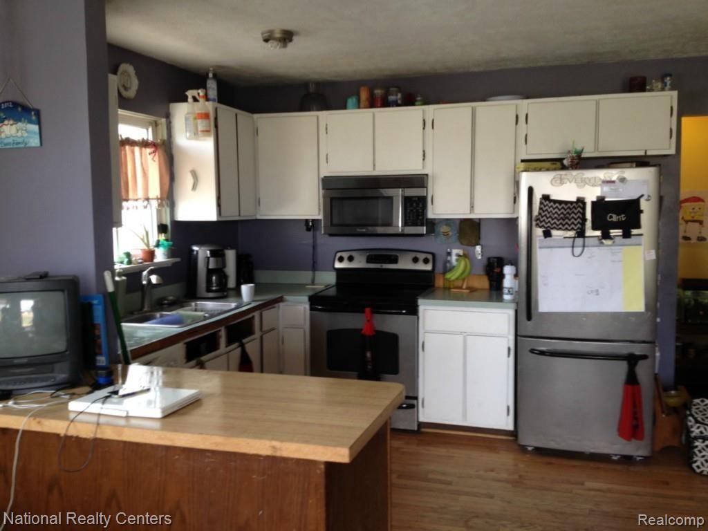 897 Chase Lake Road Howell, MI 48855 - Photo 14 of 19 Overall View of the Kitchen.jpg