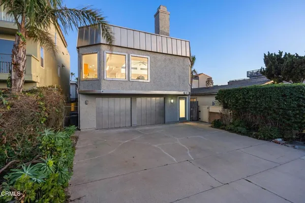 a view of a livingroom with furniture