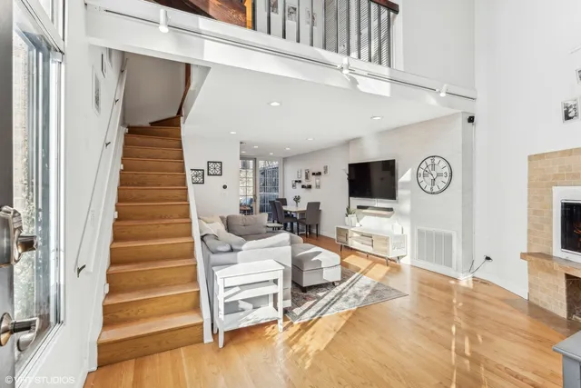 $750,000 | 2701 North Racine Avenue, Unit A, Chicago, IL 60614