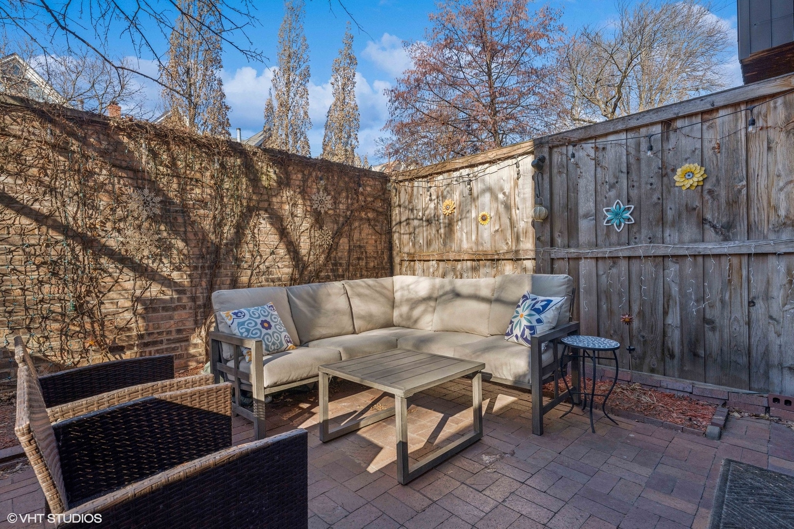2701 North Racine Avenue, Unit A Chicago, IL 60614 - Photo 21 of 25 a outdoor living space with furniture