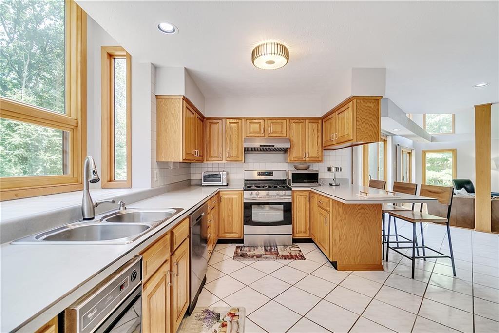 238 Sunridge Road Pittsburgh, PA 15238 - Photo 8 of 25 Kitchen - light and bright.