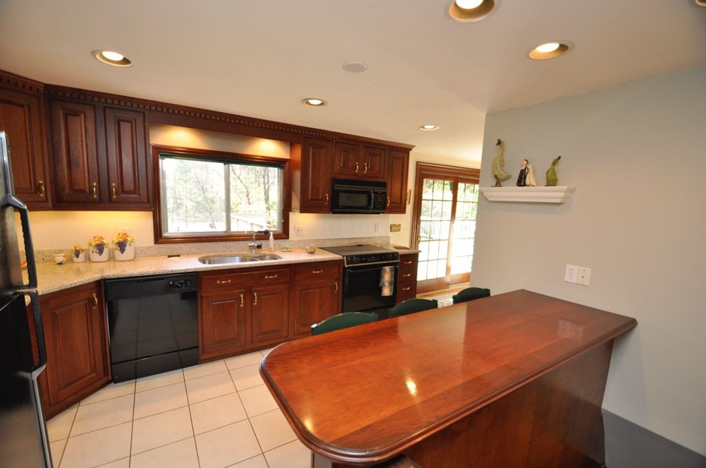 81 Bourque Road Lynnfield, MA 01940 - Photo 4 of 24 Gallery Image 4
