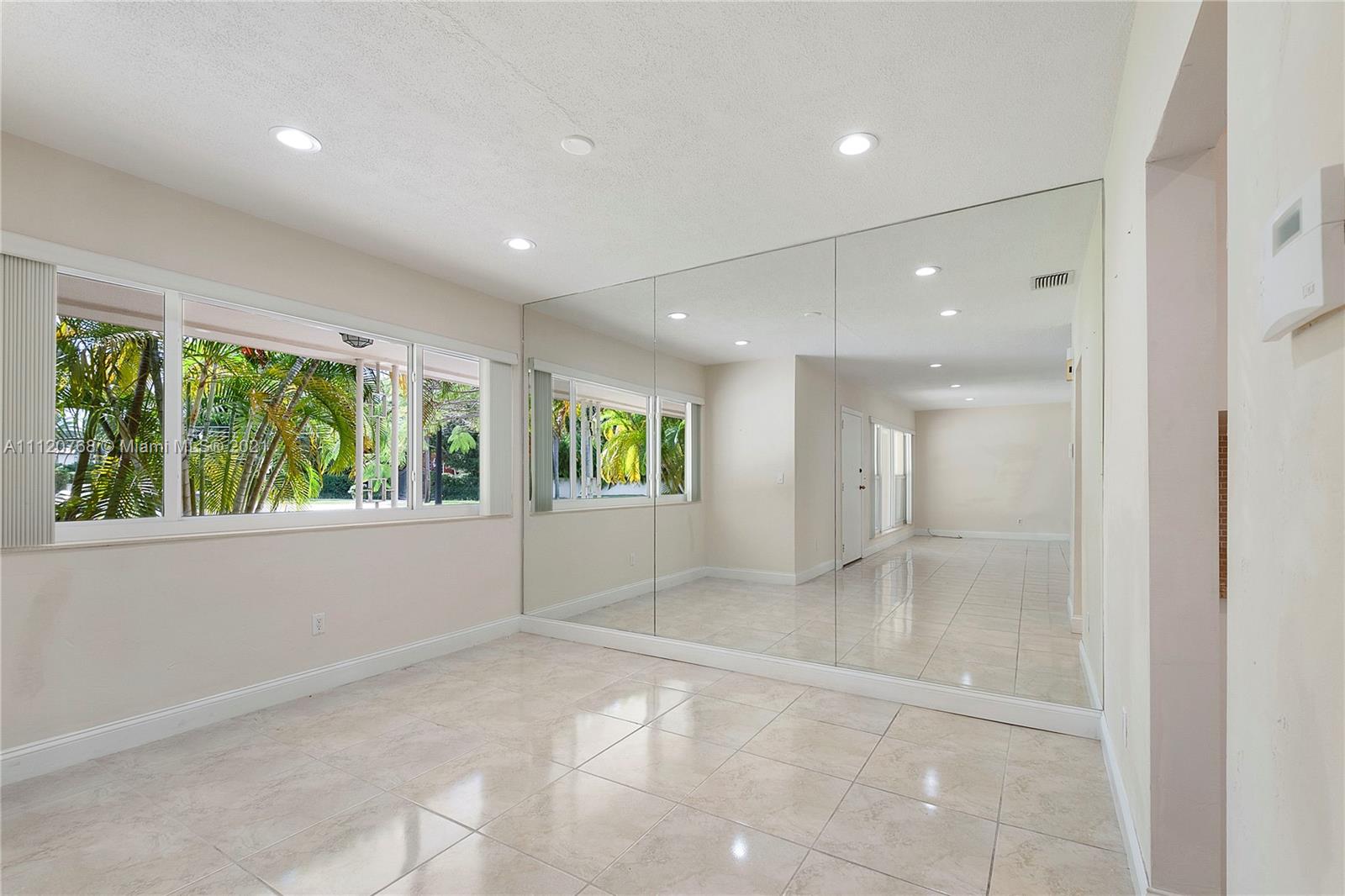 2901 North Bay Road Miami Beach, FL 33140 - Photo 4 of 17