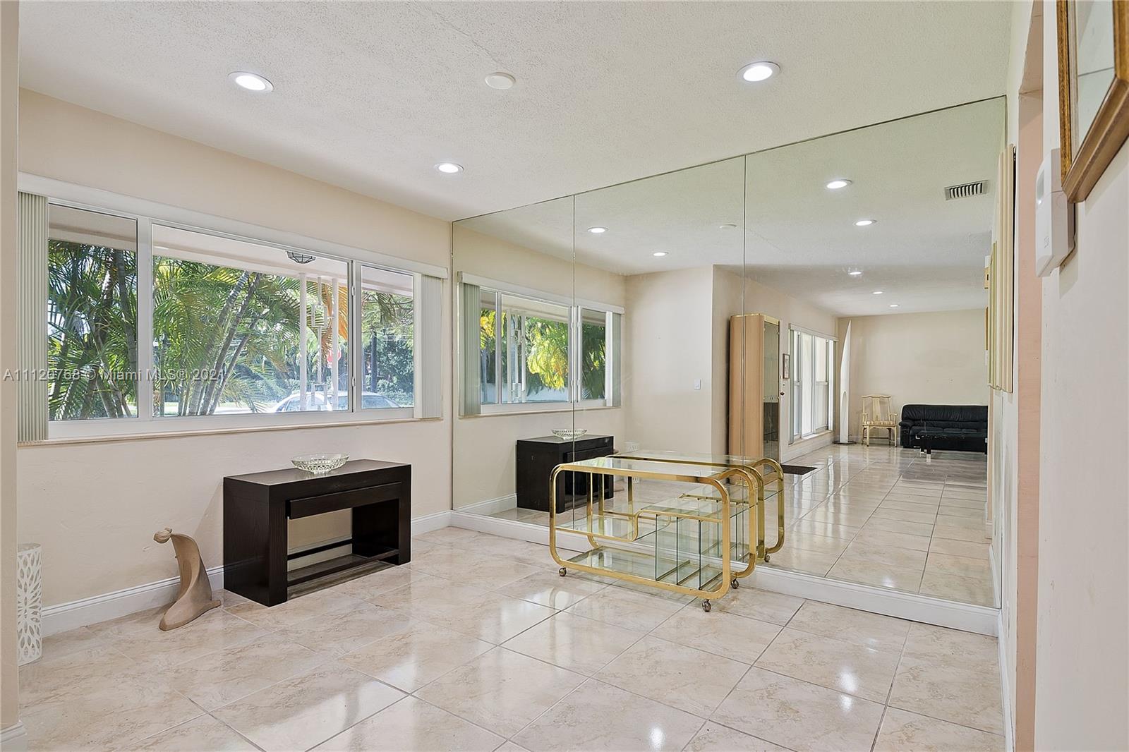 2901 North Bay Road Miami Beach, FL 33140 - Photo 7 of 17