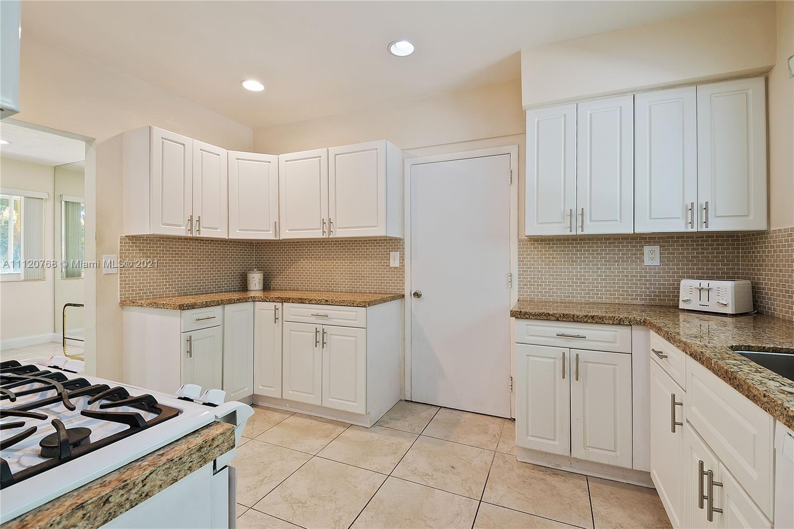 2901 North Bay Road Miami Beach, FL 33140 - Photo 9 of 17