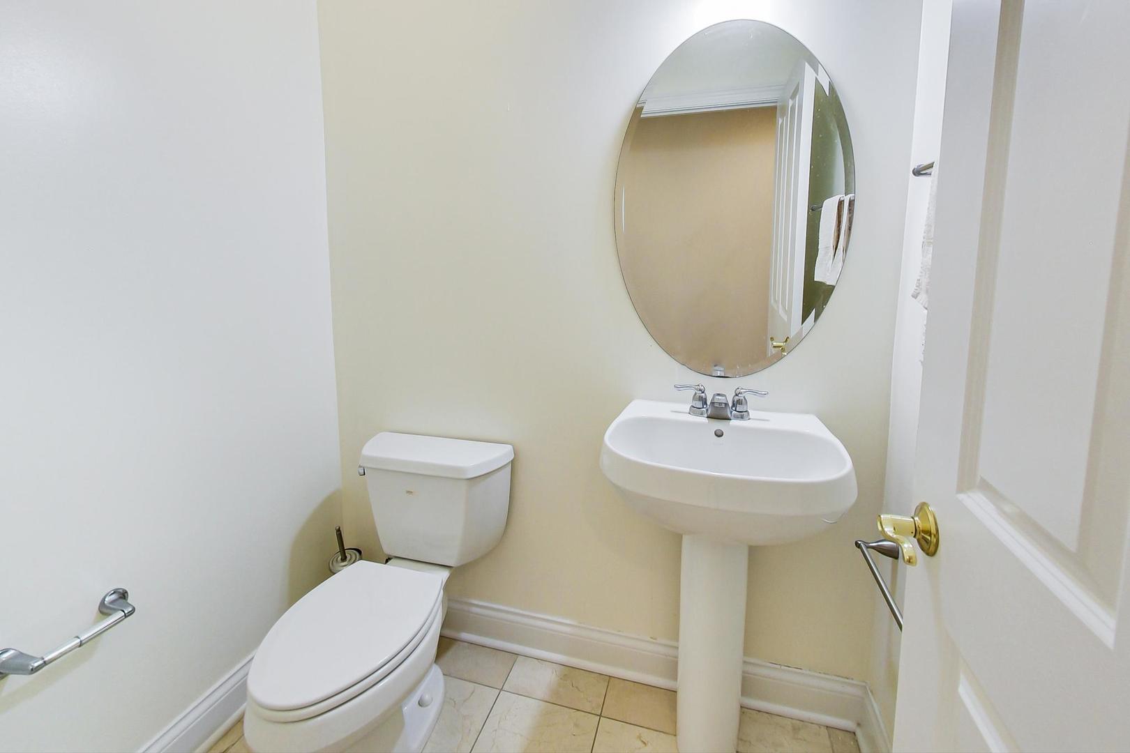 720 Green Bay Road, Unit 2D Winnetka, IL 60093 - Photo 11 of 41 a bathroom with a toilet a sink and a mirror
