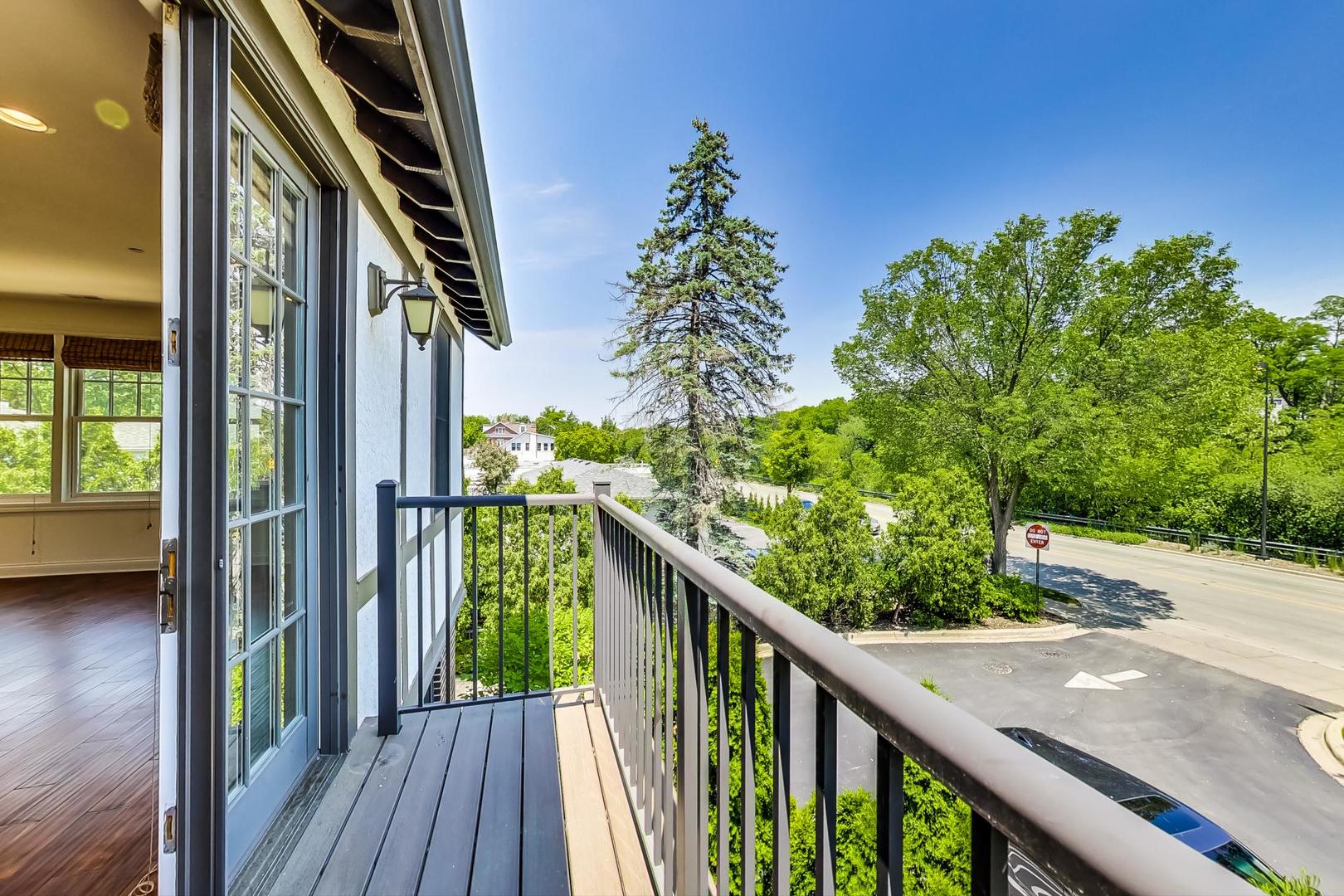 720 Green Bay Road, Unit 2D Winnetka, IL 60093 - Photo 13 of 41 a view of balcony with wooden floor and fence