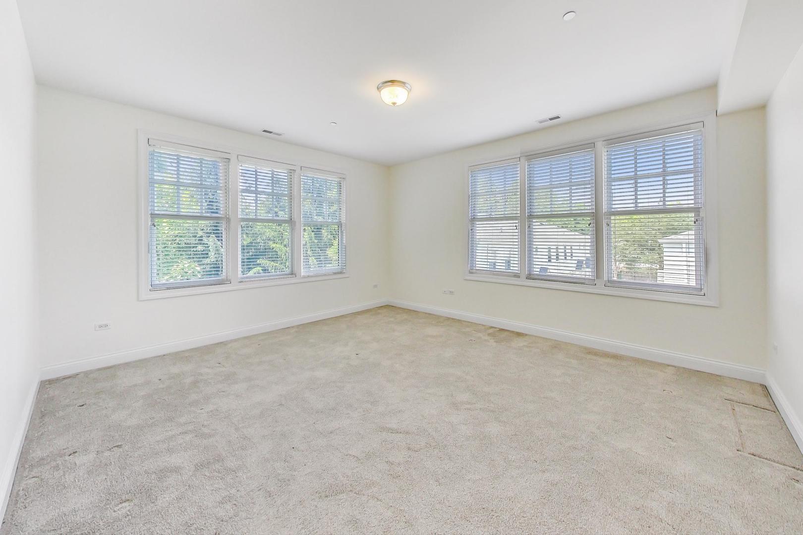 720 Green Bay Road, Unit 2D Winnetka, IL 60093 - Photo 15 of 41 an empty room with windows