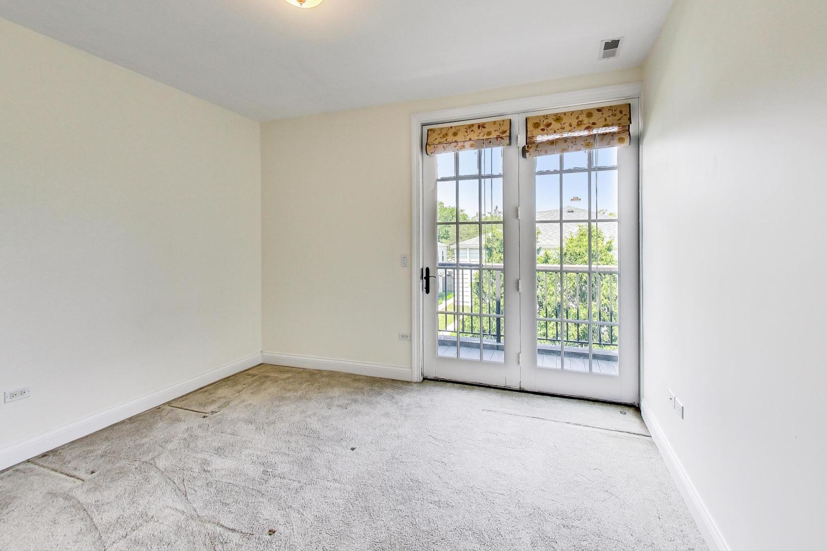 720 Green Bay Road, Unit 2D Winnetka, IL 60093 - Photo 23 of 41 an empty room with a window