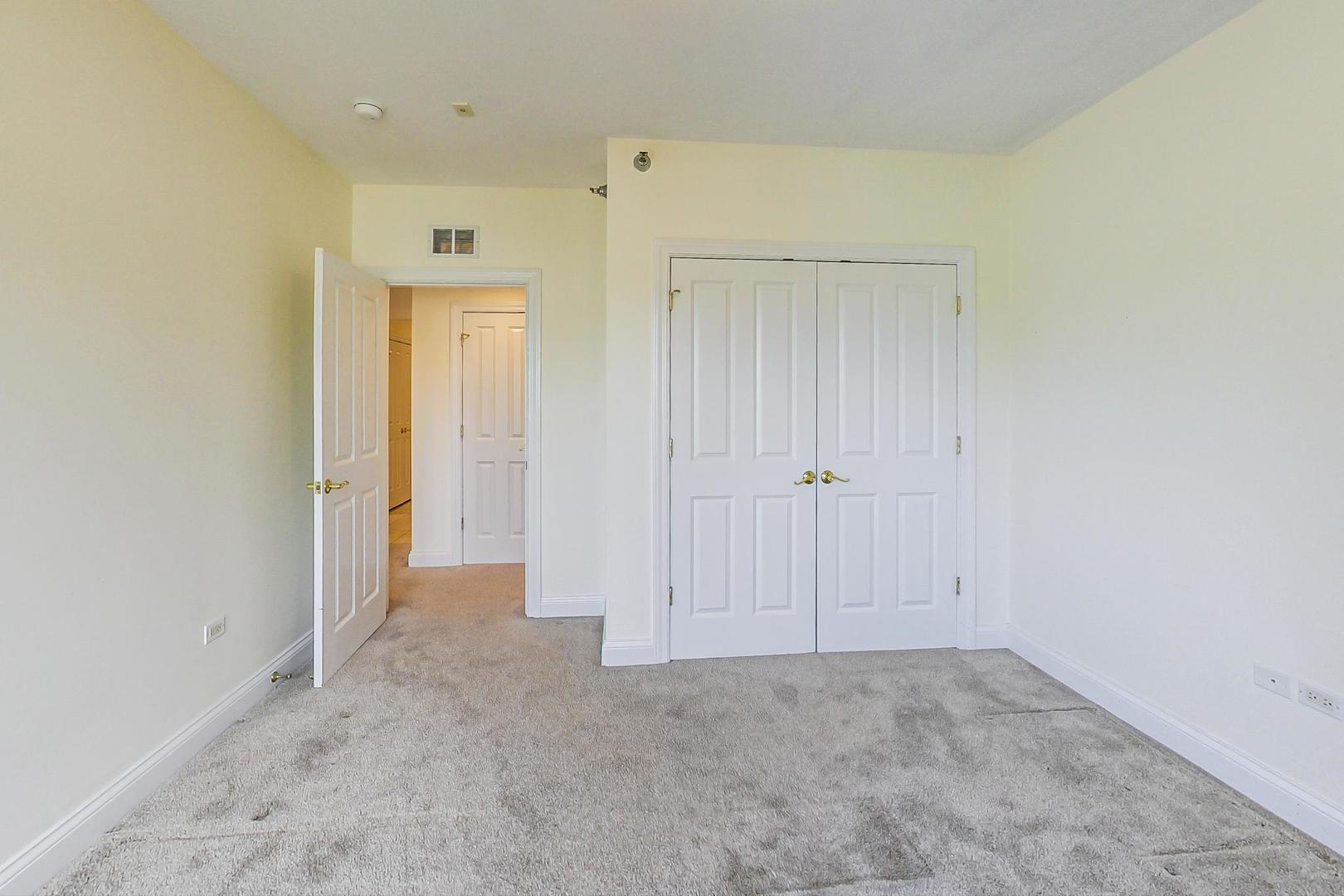 720 Green Bay Road, Unit 2D Winnetka, IL 60093 - Photo 24 of 41 an empty room with closet area