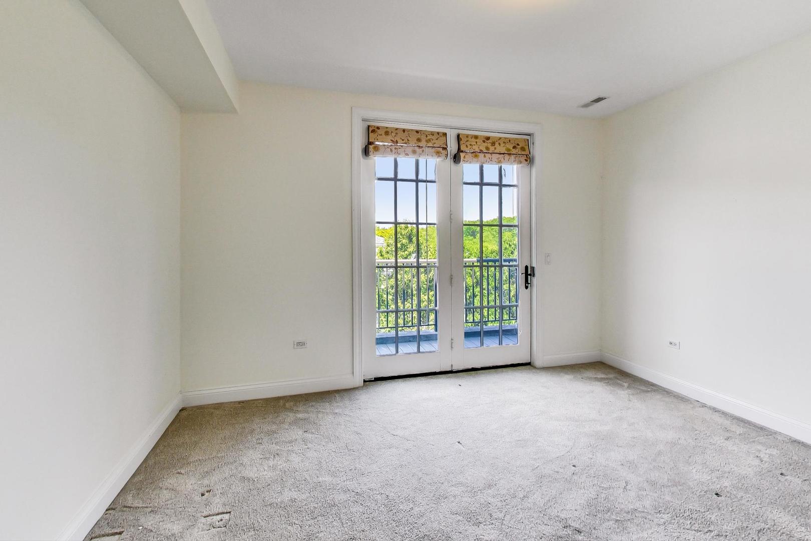 720 Green Bay Road, Unit 2D Winnetka, IL 60093 - Photo 26 of 41 an empty room with windows