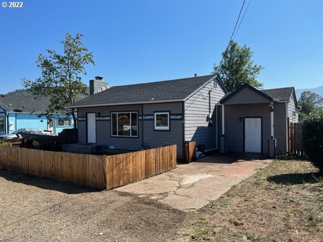 485 East 2nd Avenue Riddle, OR 97469 - Photo 1 of 25 a front view of a house with a yard
