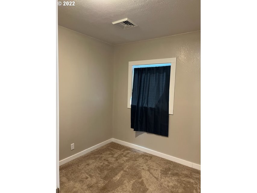 485 East 2nd Avenue Riddle, OR 97469 - Photo 18 of 25 a view of an empty room