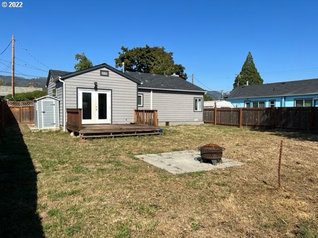 485 East 2nd Avenue Riddle, OR 97469 - Photo 4 of 25 a front view of a house with a yard