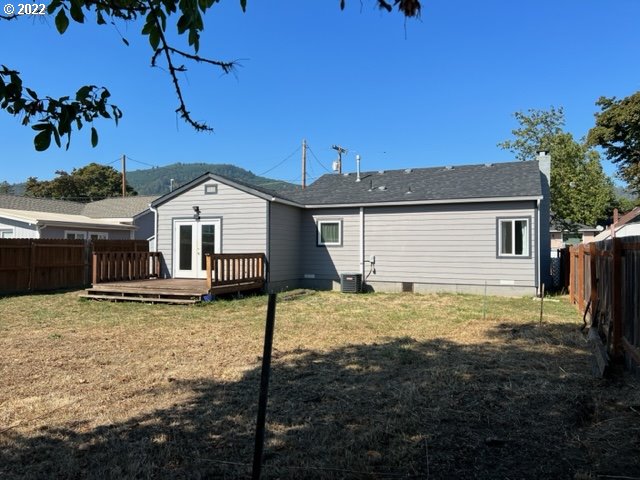 485 East 2nd Avenue Riddle, OR 97469 - Photo 5 of 25 a view of a house with backyard and sitting area