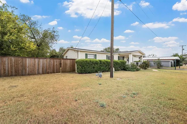 $189,000 | 210 West 9th Street, McGregor, TX 76657