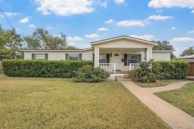 $189,000 | 210 West 9th Street, McGregor, TX 76657