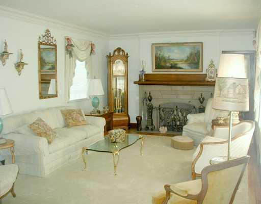 1180 Greentree Road Green Tree, PA 15220 - Photo 4 of 8 Living Room.